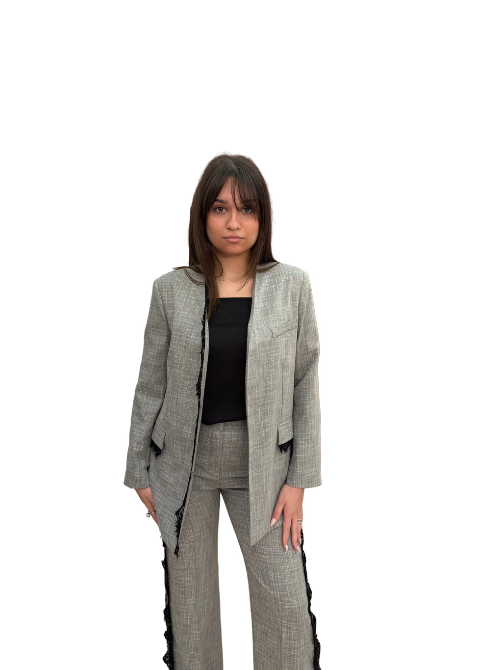 Completo grigio con ricamo in pizzo nero