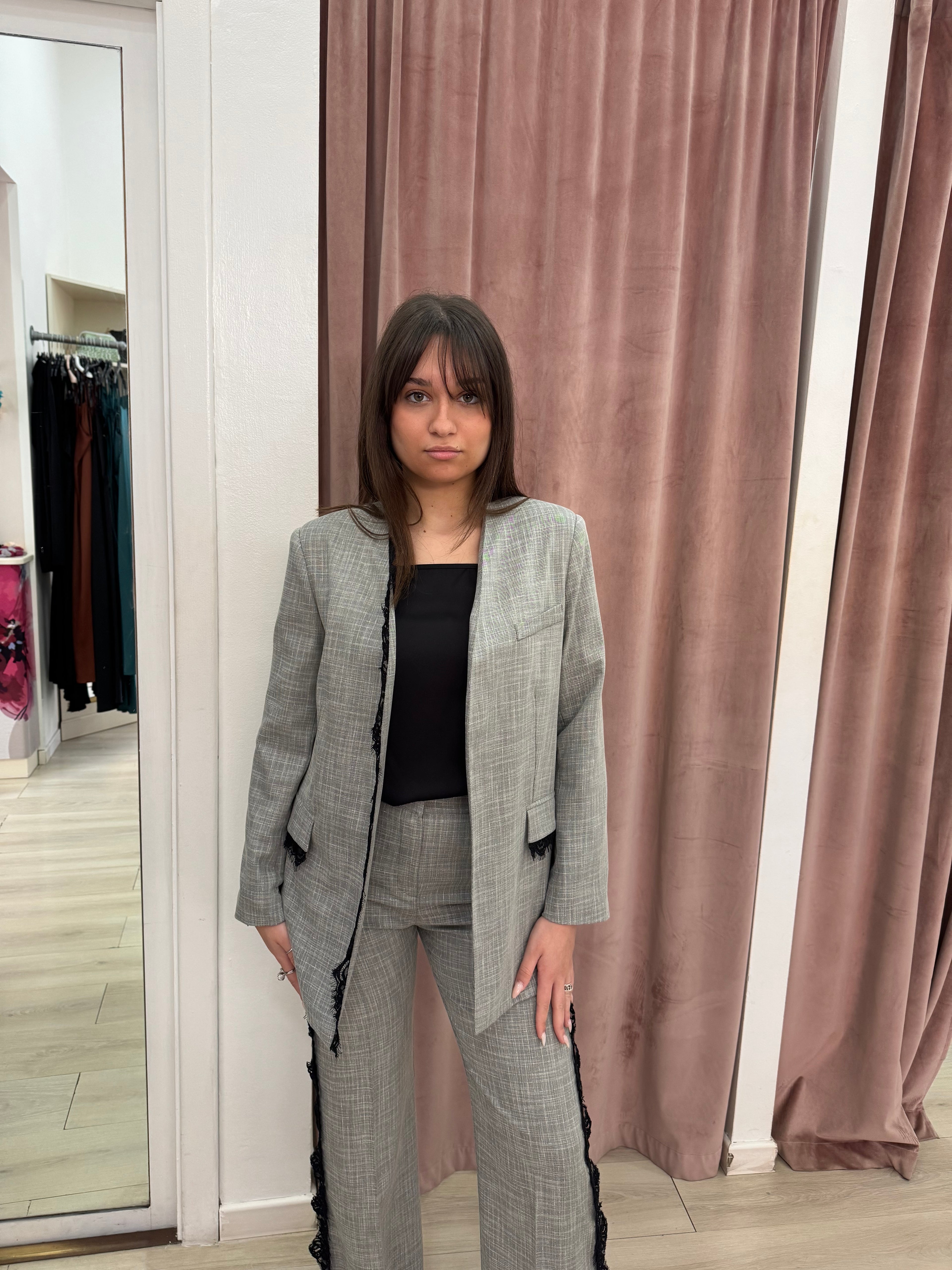 Completo grigio con ricamo in pizzo nero