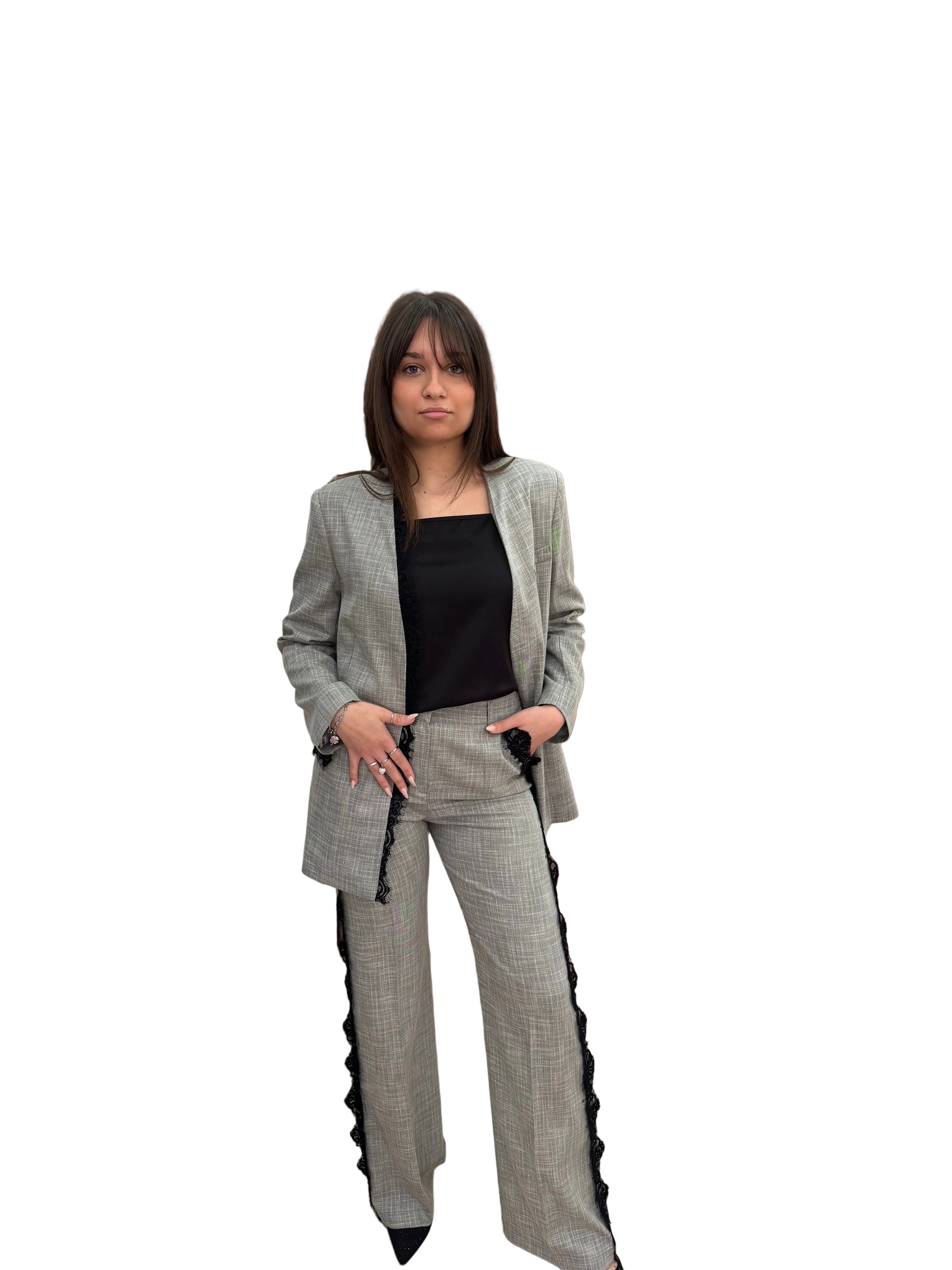 Completo grigio con ricamo in pizzo nero