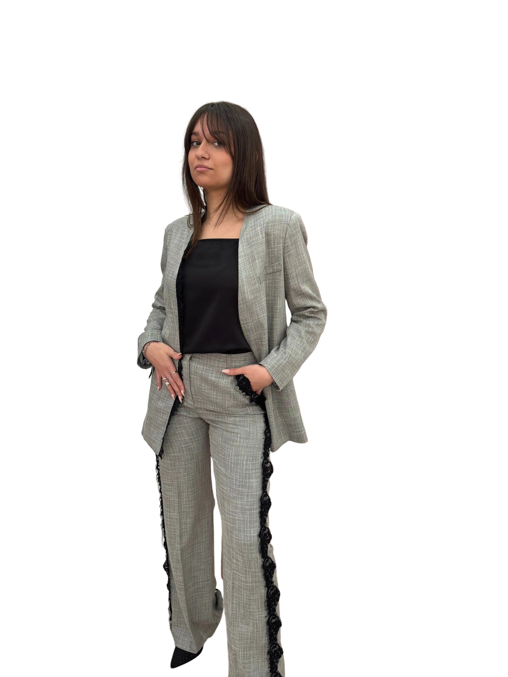Completo grigio con ricamo in pizzo nero