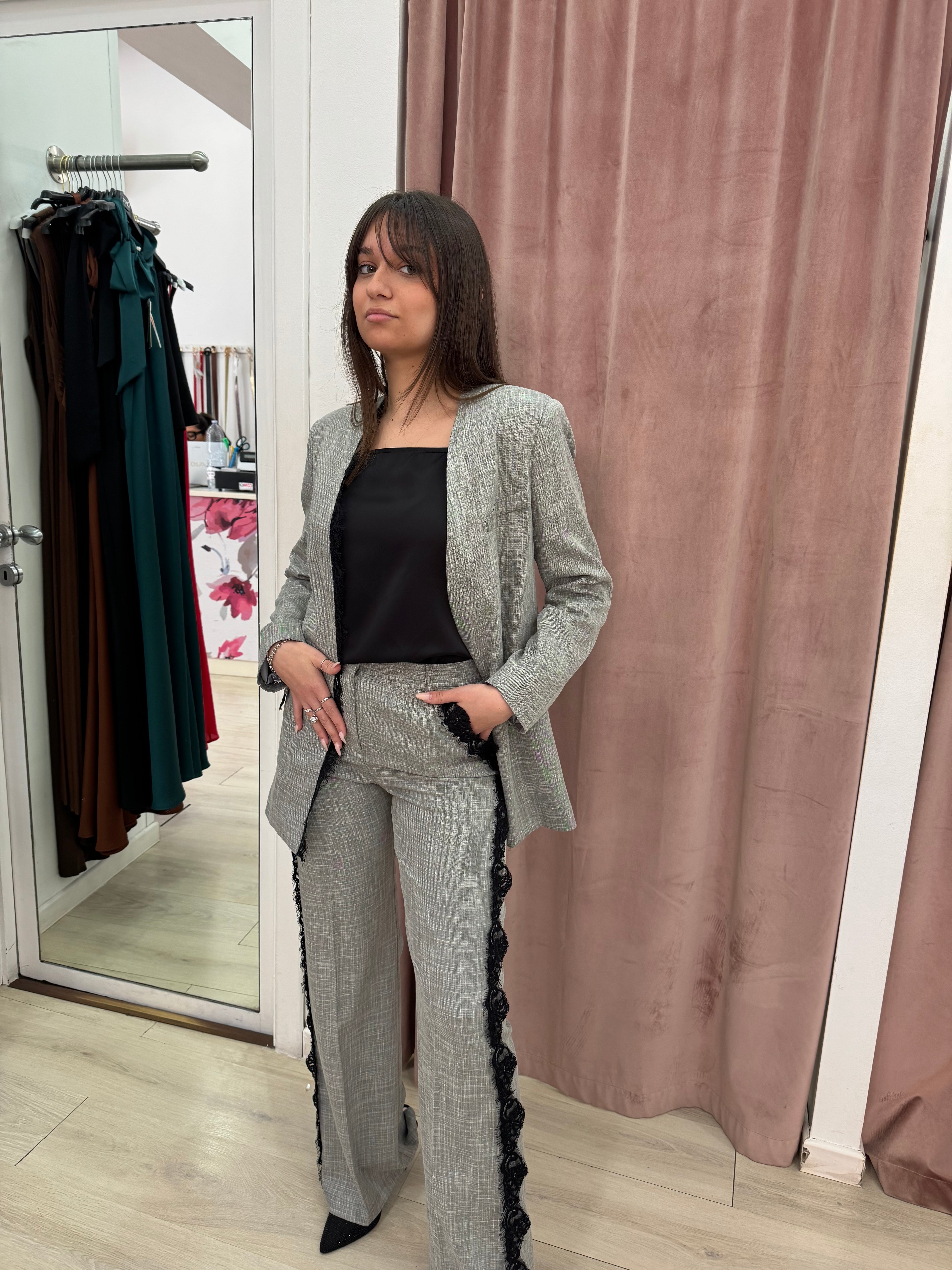 Completo grigio con ricamo in pizzo nero